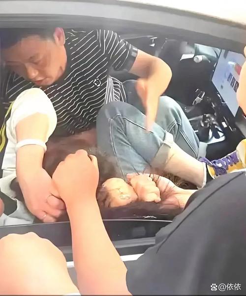 女子被强制带走治疗,女子被强制带走治疗视频