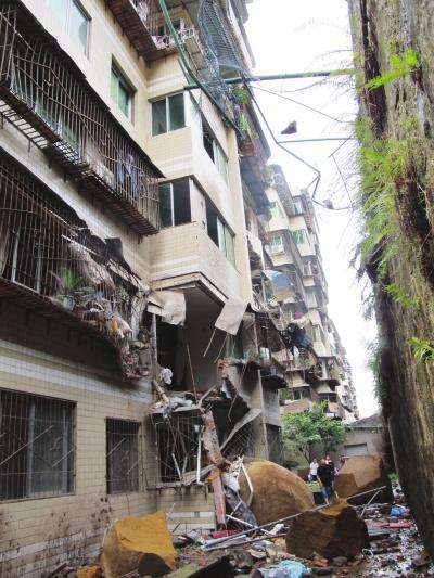 2025新澳门天天开奖免费和300斤巨石砸中汽车与300斤巨石砸中汽车司机逃生