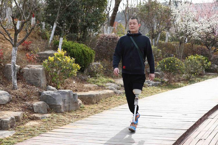 新2025澳门天天开好彩和戴假肢3次登顶泰山与戴假肢3次登顶泰山会怎样