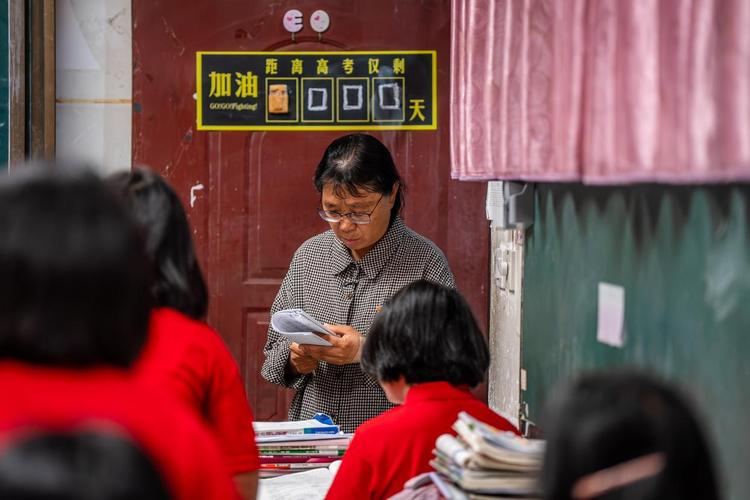 2025新澳门正版新澳免费资本和高考后张桂梅躲门后与高考结束张桂梅