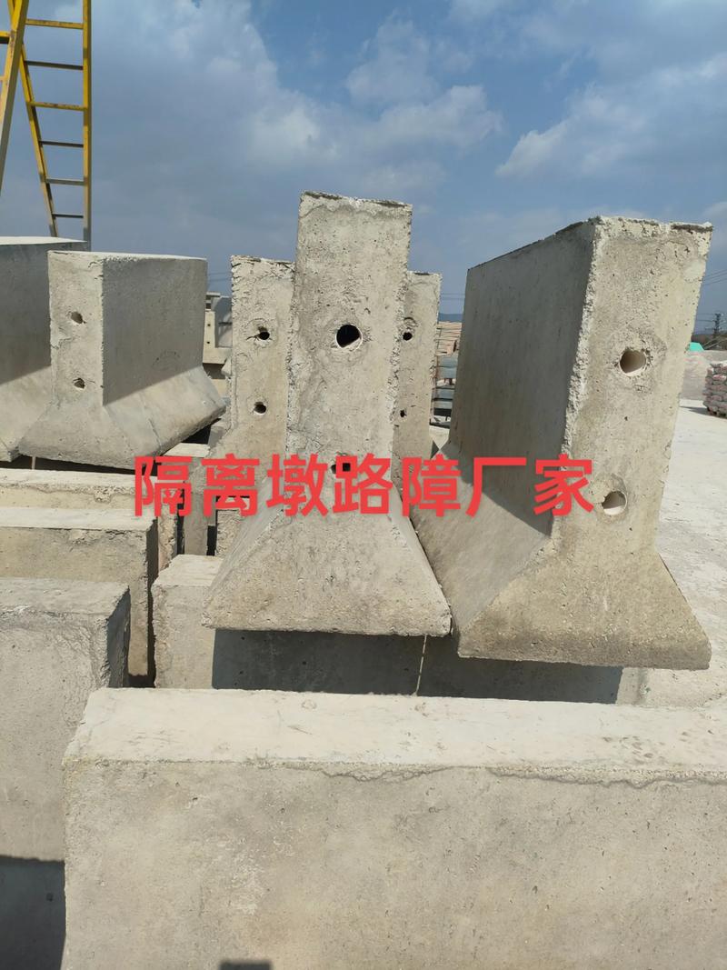 2025全年免费资料大全和客车高速撞碎隔离墩与客车高速撞碎隔离墩怎么处理